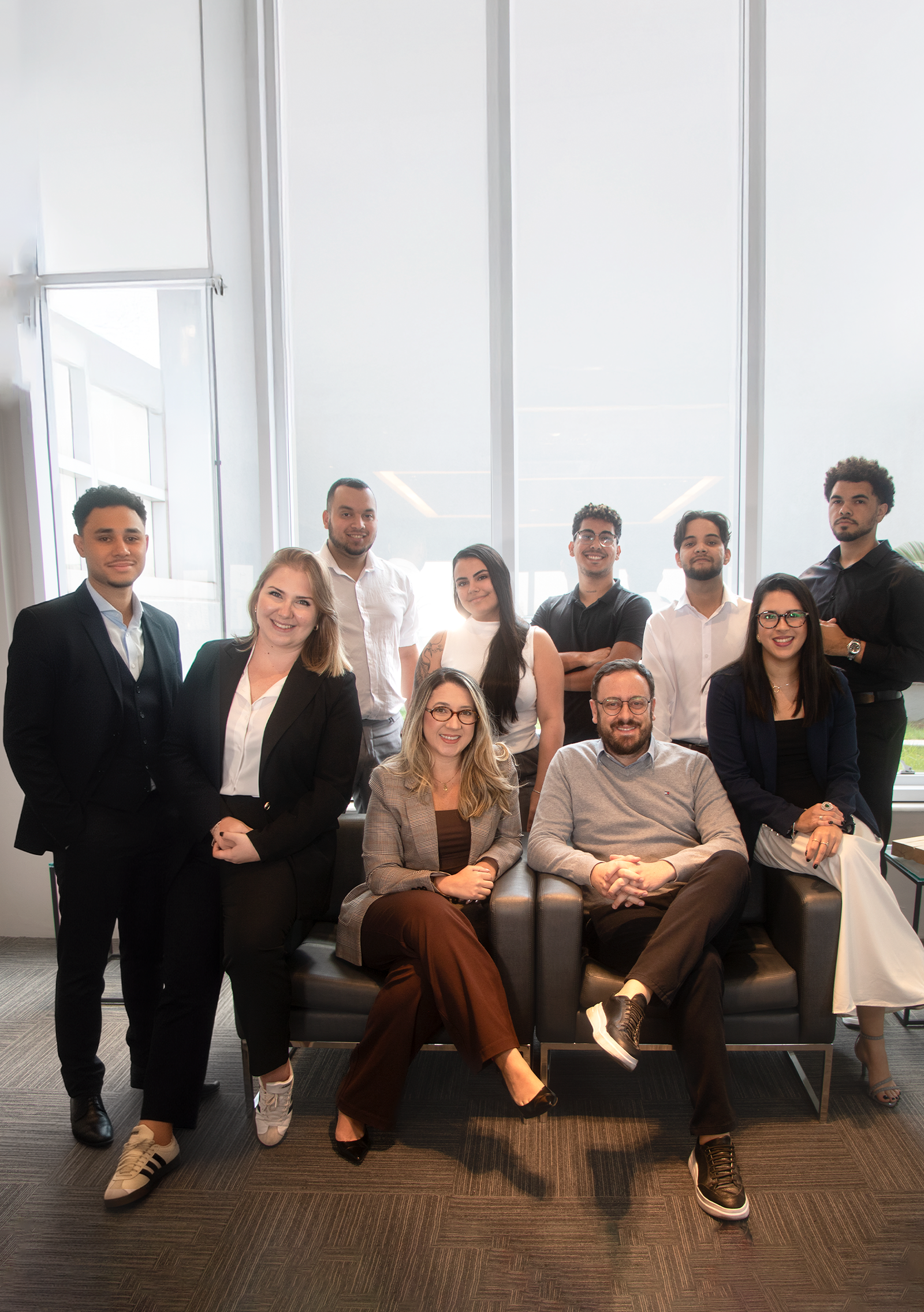 Equipe da Eu Faço Seu Marketing reunida no escritório